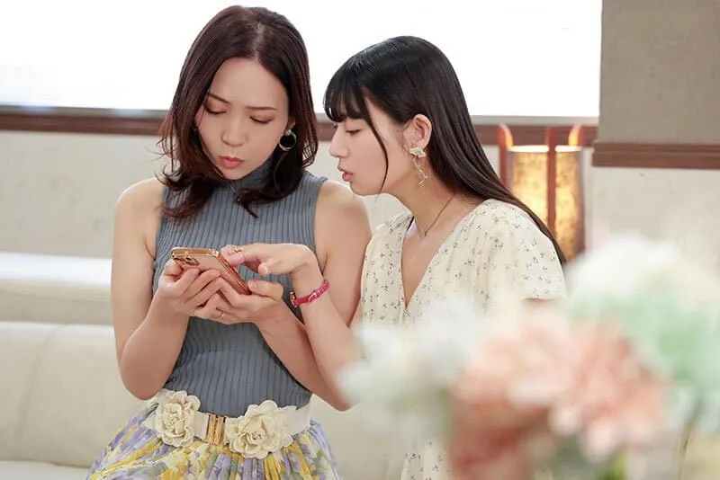 Người phụ nữ có ông chồng rủ cô bạn thân cùng địt nhau với trai trẻ qua mạng